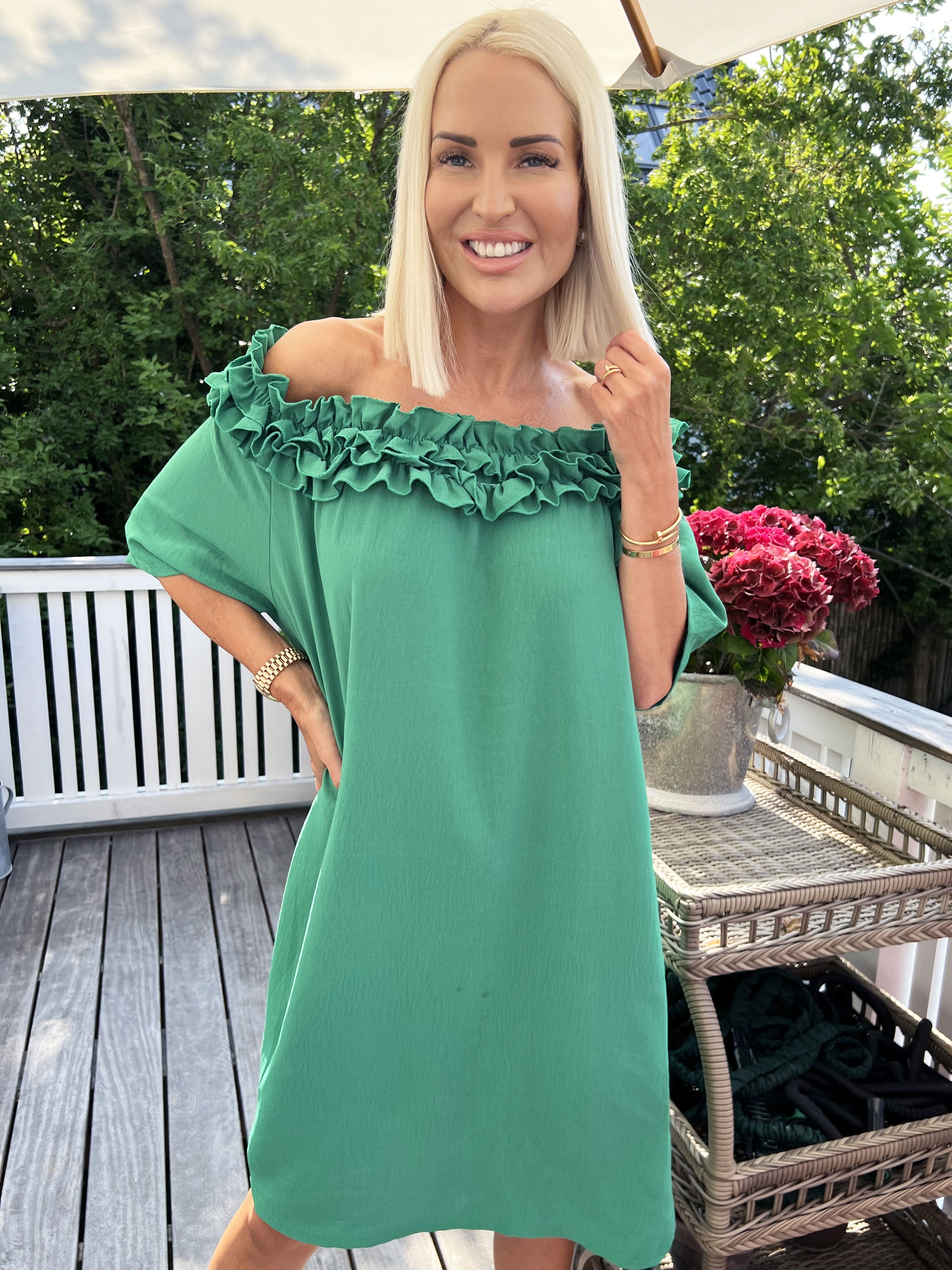 Chili Sleeveless Dress - Fin klänning med volanger i halsringningen